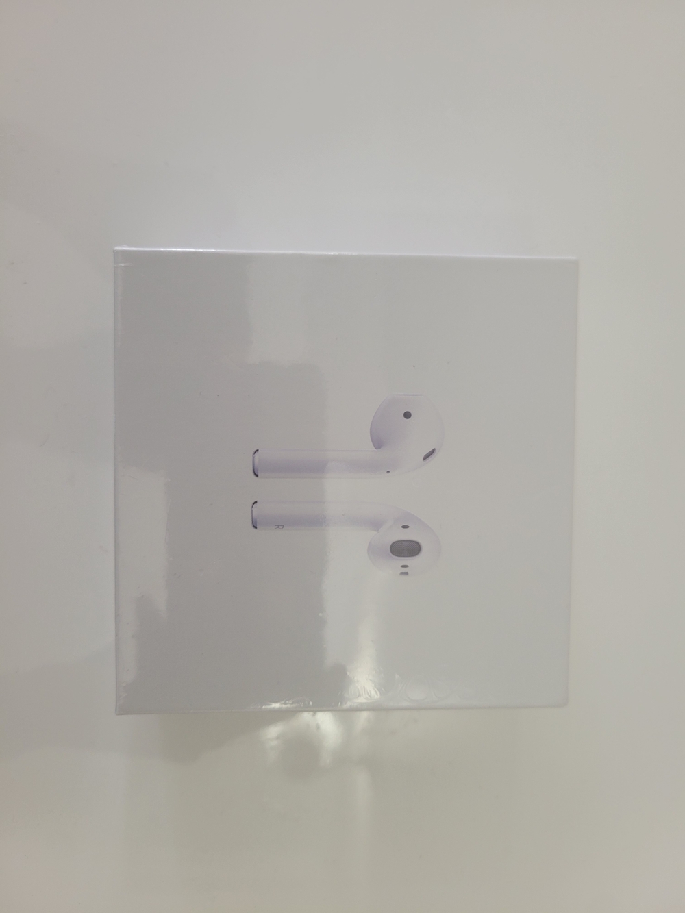 Wireless True Bluetooth Earbuds in White - Sleek Stereo Sound.